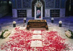 مزار مطهر رهبر شهید انقلاب اسلامی در حرم مطهر امام رضا(ع)