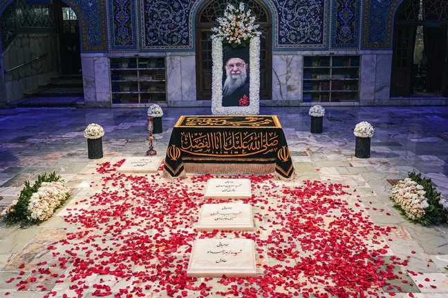 مزار مطهر رهبر شهید انقلاب اسلامی در حرم مطهر امام رضا(ع)